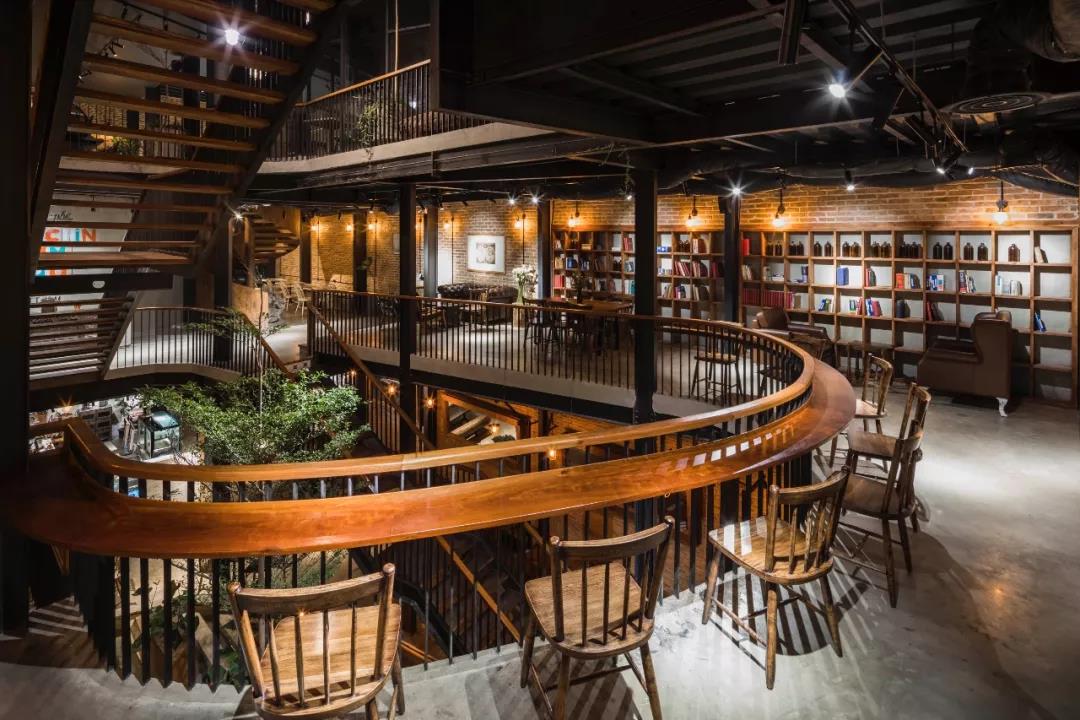 No.1986 咖啡餐廳,奇奇怪怪的‘烏鴉嘴’空間 / Le House