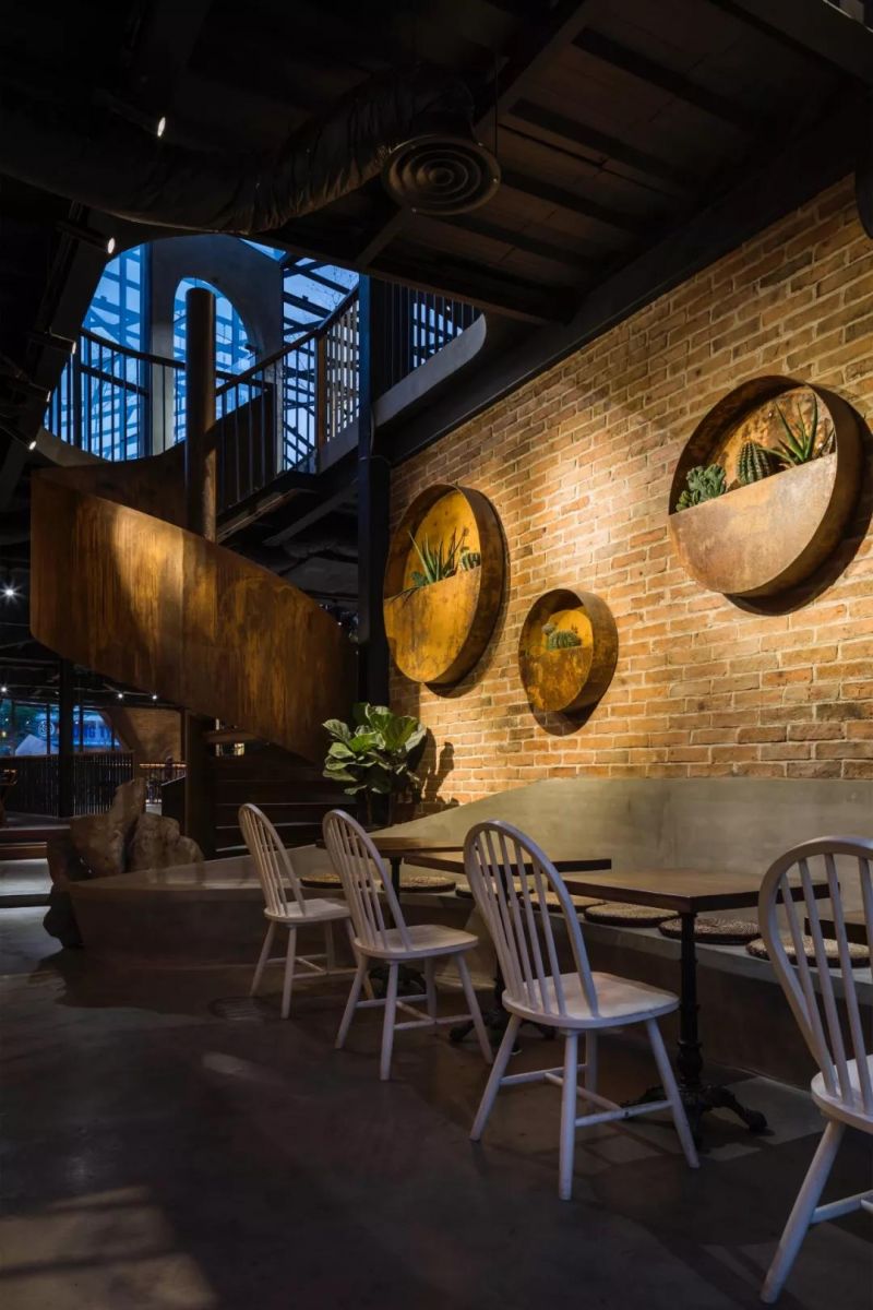 No.1986 咖啡餐廳,奇奇怪怪的‘烏鴉嘴’空間 / Le House