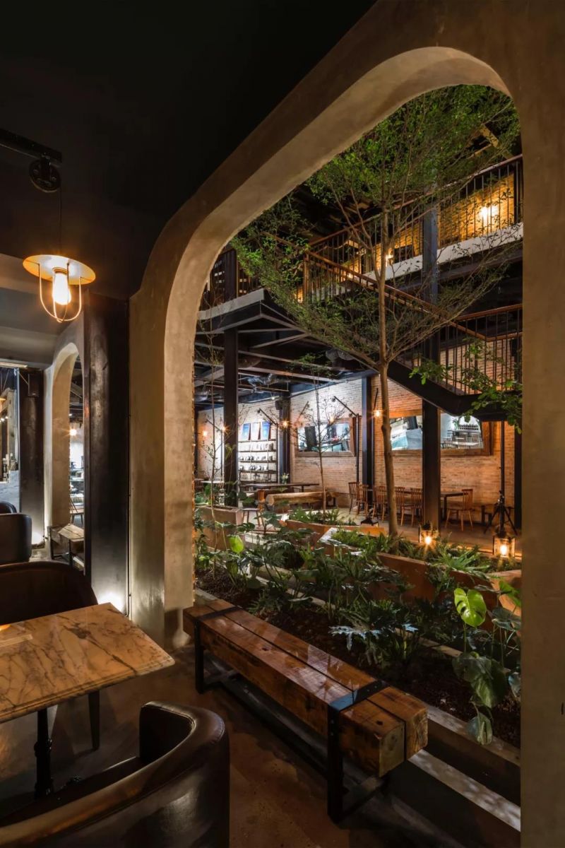 No.1986 咖啡餐廳,奇奇怪怪的‘烏鴉嘴’空間 / Le House