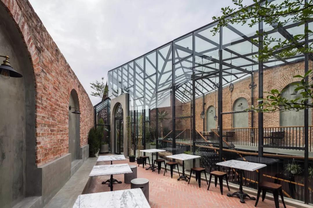 No.1986 咖啡餐廳,奇奇怪怪的‘烏鴉嘴’空間 / Le House