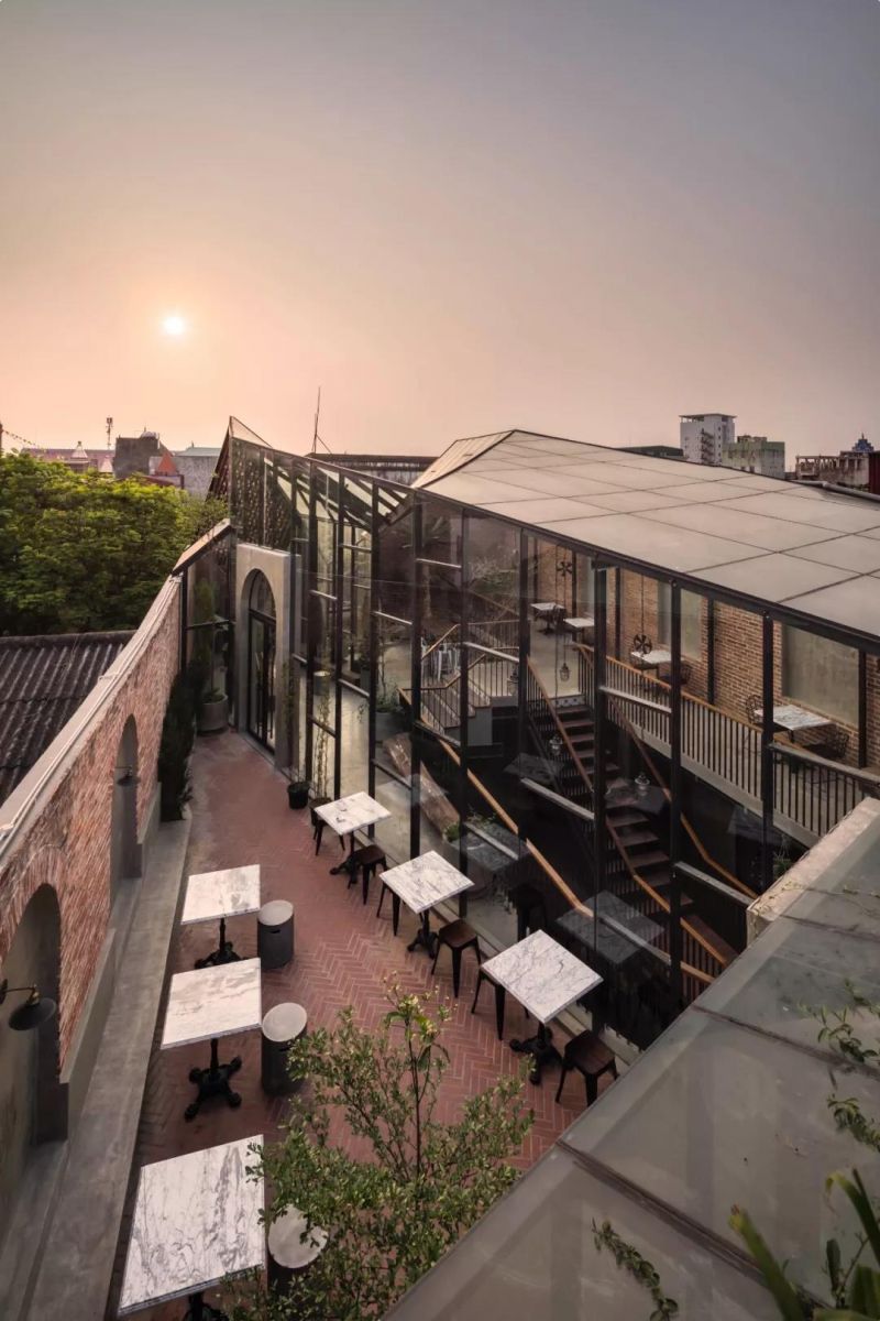 No.1986 咖啡餐廳,奇奇怪怪的‘烏鴉嘴’空間 / Le House