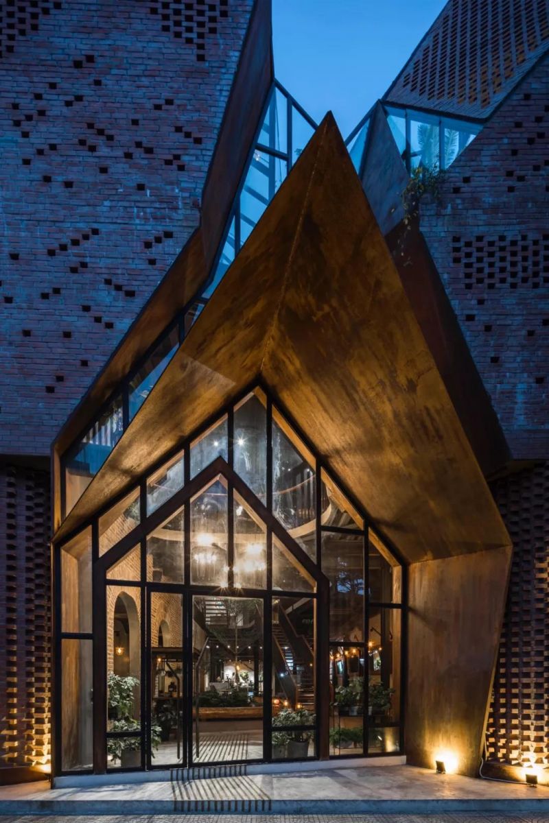 No.1986 咖啡餐廳,奇奇怪怪的‘烏鴉嘴’空間 / Le House