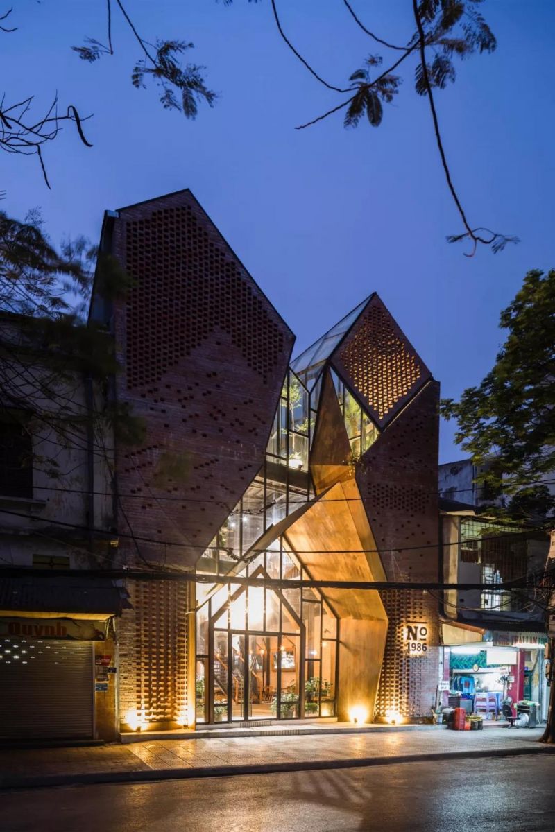 No.1986 咖啡餐廳,奇奇怪怪的‘烏鴉嘴’空間 / Le House