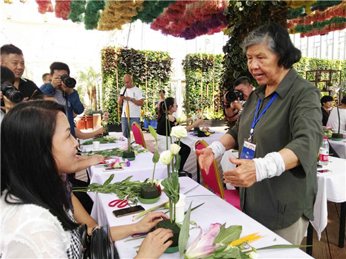 中國(guó)插花泰斗王蓮英獻(xiàn)藝河北省第二屆園博會(huì)