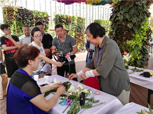 中國(guó)插花泰斗王蓮英獻(xiàn)藝河北省第二屆園博會(huì)