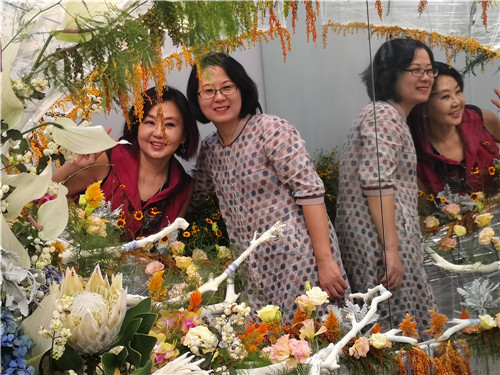 國內外花藝大師同臺獻藝 秦皇島舉辦國際插花藝術展