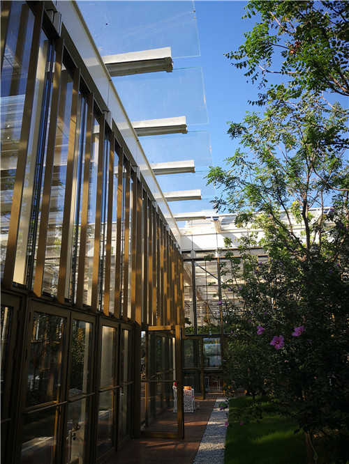 國內外花藝大師同臺獻藝 秦皇島舉辦國際插花藝術展