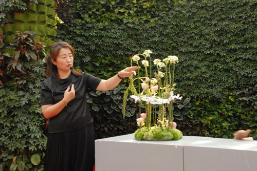 國內外花藝大師同臺獻藝 秦皇島舉辦國際插花藝術展