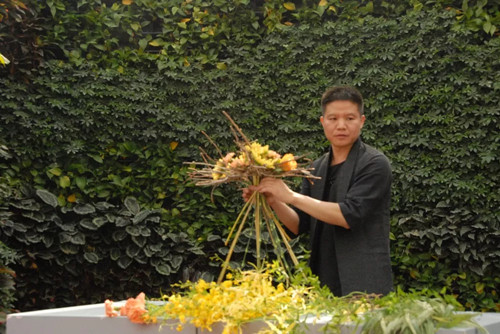國內外花藝大師同臺獻藝 秦皇島舉辦國際插花藝術展