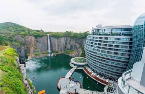 享受從水下直沖云端的感覺!帶你領略深坑酒店的奇幻景觀