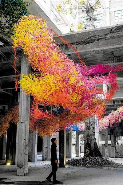 變“廢”為美 十萬根吸管拼成巨龍