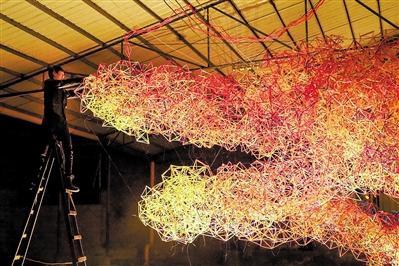 變“廢”為美 十萬根吸管拼成巨龍