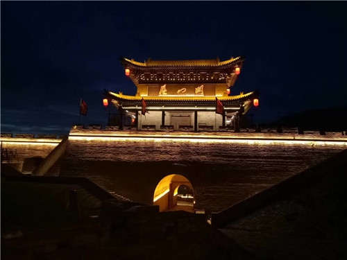 用燈光描摹中華第一關的風采