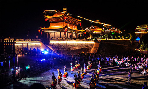 用燈光描摹中華第一關的風采