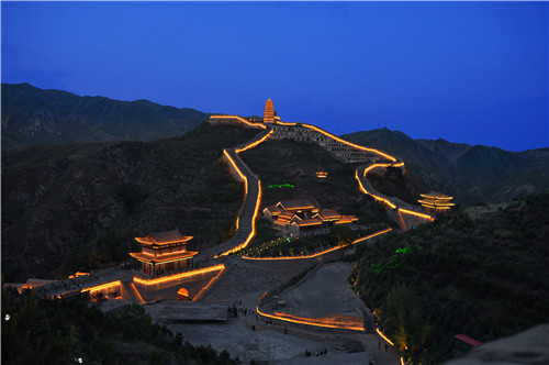 用燈光描摹中華第一關的風采