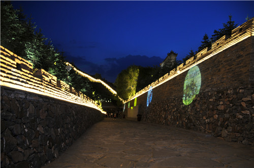 用燈光描摹中華第一關的風采