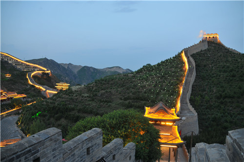 用燈光描摹中華第一關的風采