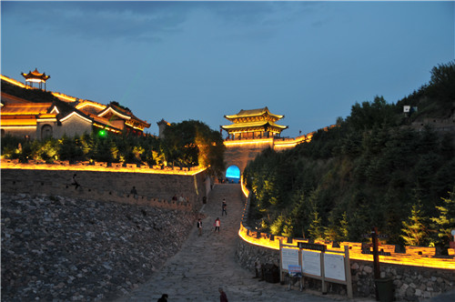 用燈光描摹中華第一關的風采