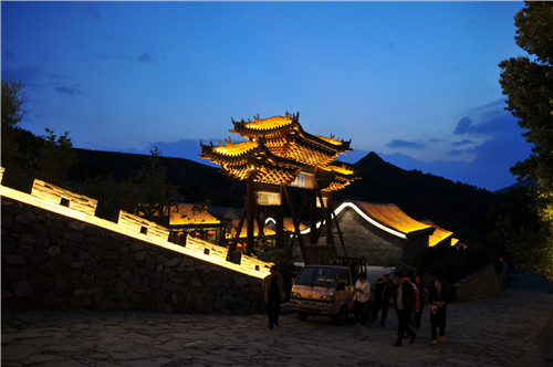 用燈光描摹中華第一關的風采