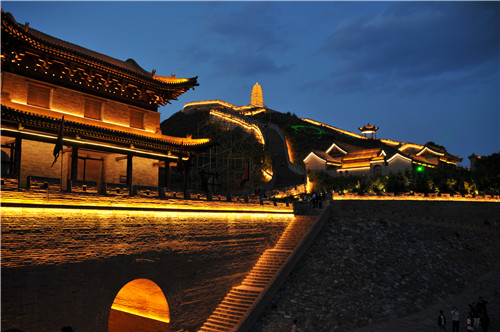 用燈光描摹中華第一關的風采