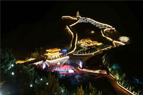 用燈光描摹中華第一關的風采