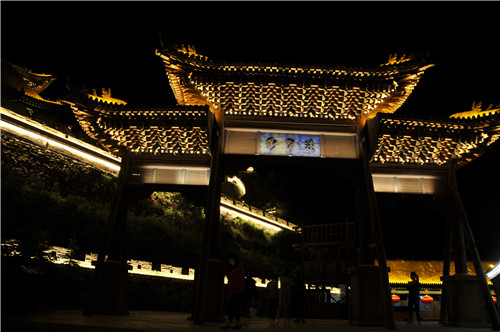 用燈光描摹中華第一關的風采