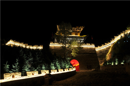 用燈光描摹中華第一關的風采