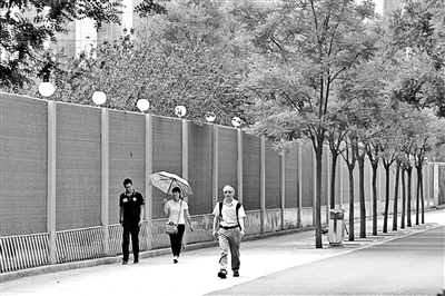 朝陽200多個工地圍擋“穿綠衣”