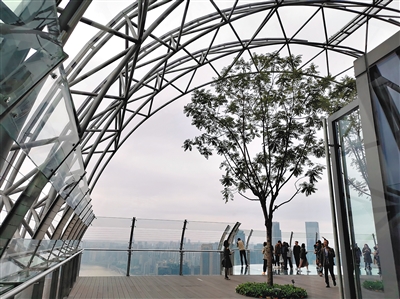 250米高空懸著國(guó)內(nèi)首個(gè)橫向摩天樓