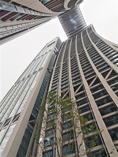 250米高空懸著國(guó)內(nèi)首個(gè)橫向摩天樓