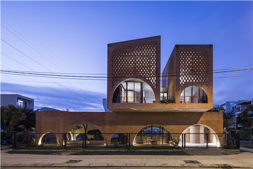 幸福的四口之家