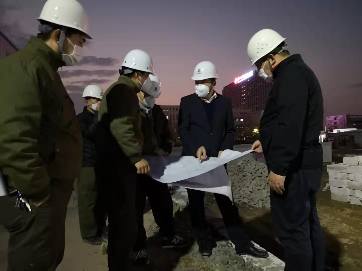 “建設(shè)人”在深圳:13天筑起戰(zhàn)疫“生命方舟”