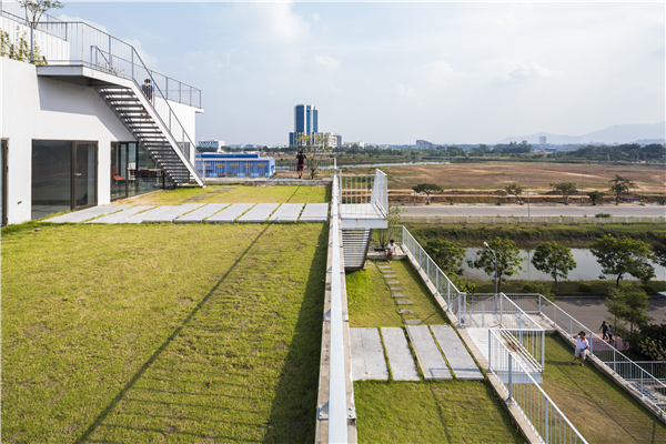 越南FPT大學行政樓設計：混凝土建筑中的綠色體驗