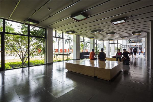 越南FPT大學行政樓設計：混凝土建筑中的綠色體驗