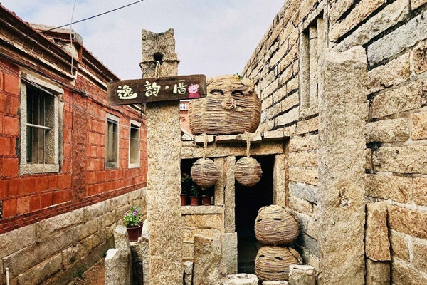 大學生“魔術(shù)師”變閑置豬圈為兒童樂園