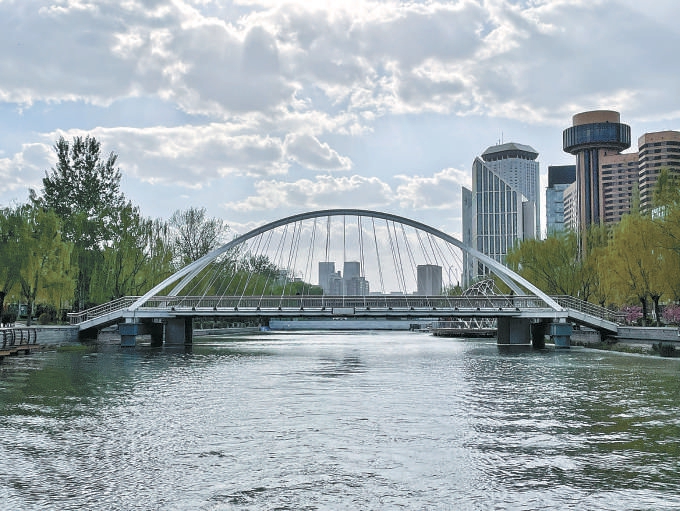 千姿百態(tài)二十四橋“點(diǎn)睛”亮馬河