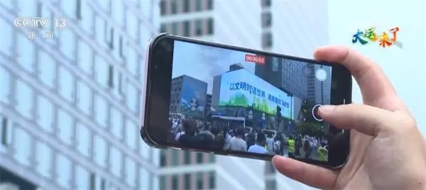 成都街頭多樣主題景觀洋溢濃厚“大運(yùn)”氛圍