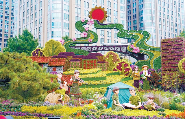 十里長街花團錦簇迎國慶佳節(jié)市民游客打卡賞花祝福祖國