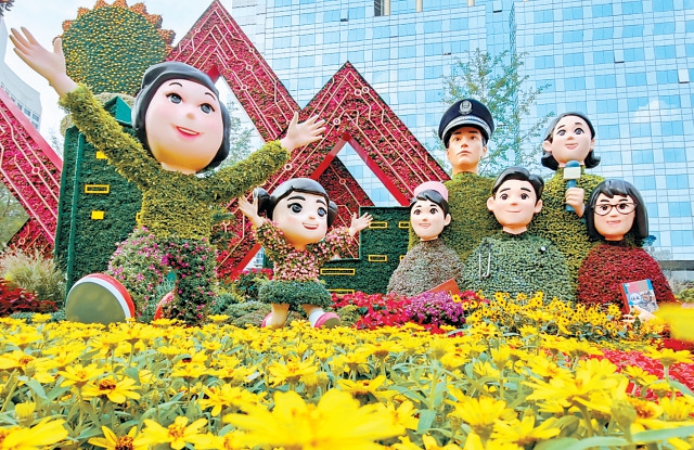 十里長街花團錦簇迎國慶佳節(jié)市民游客打卡賞花祝福祖國