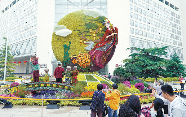 十里長街花團錦簇迎國慶佳節(jié)市民游客打卡賞花祝福祖國