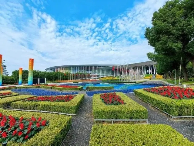 第六屆進博會場館景觀裝飾全面“定妝”