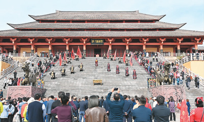 看一場演出 游一座城市