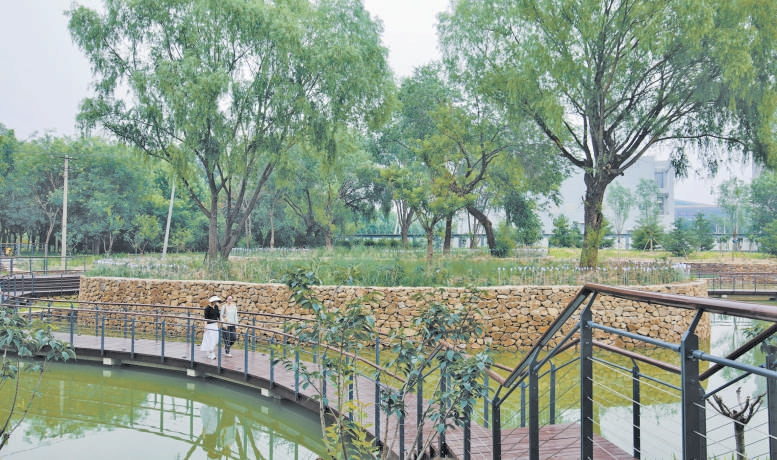 北京:朝陽站西側迎賓景觀帶亮相