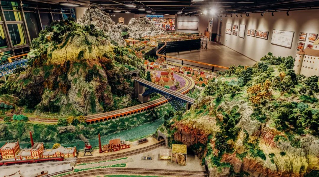 國(guó)內(nèi)首家火車(chē)模型主題微縮景觀主題樂(lè)園開(kāi)園