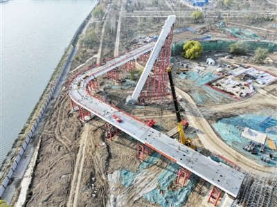 國內懸挑跨度最大園林構筑物在天津合龍