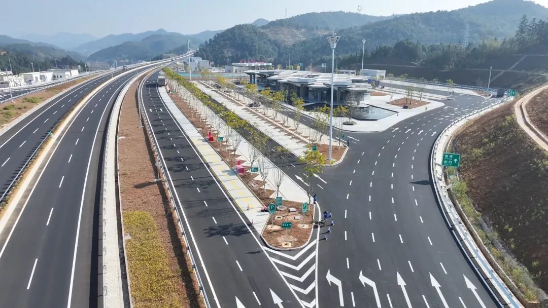 綠韻盛景與貼心服務——龍尋高速吉祥服務區