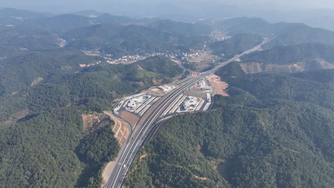 綠韻盛景與貼心服務——龍尋高速吉祥服務區