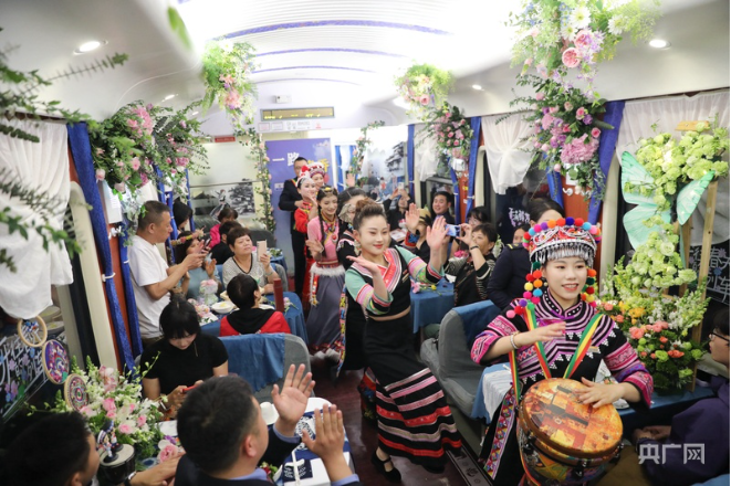 昆明至北京開通全國首趟花卉主題列車