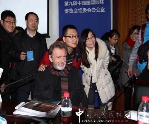 論壇：今天彼得-拉茨的報(bào)告會(huì)非?；鸨ǘ鄨D）