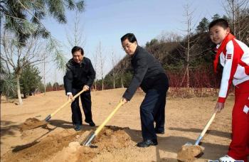 胡錦濤在第九屆園博會選址區參加義務植樹